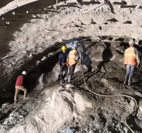 来宾拱顶带模注浆料的施工流程及注意事项